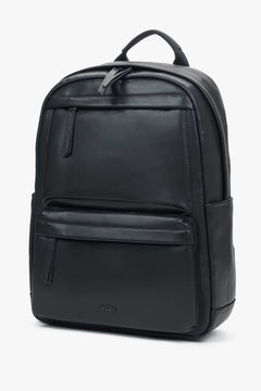 Schrägansicht des eleganten schwarzen Rucksacks mit aufgesetzten Fronttaschen 