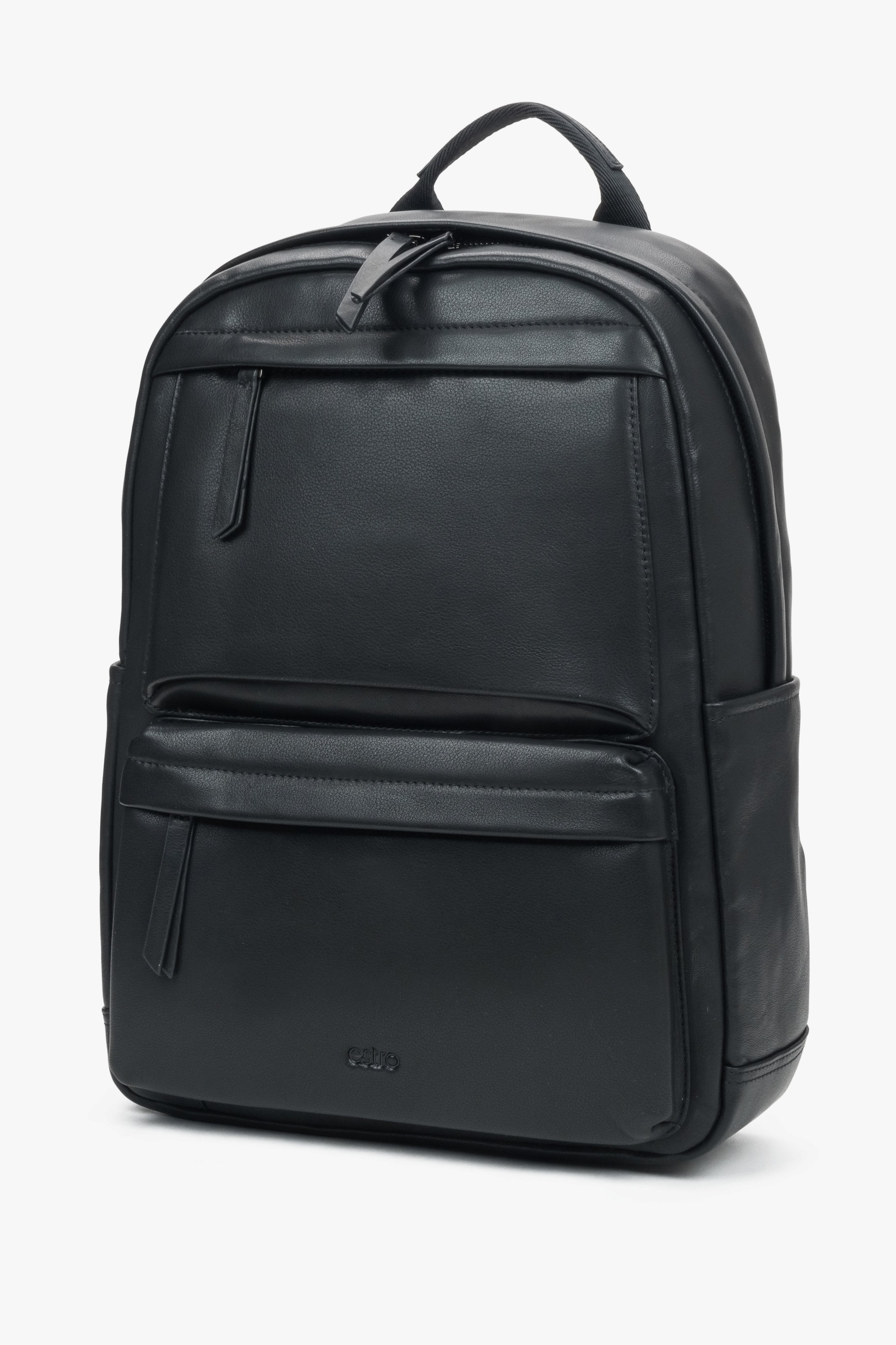 Schrägansicht des eleganten schwarzen Rucksacks mit aufgesetzten Fronttaschen 