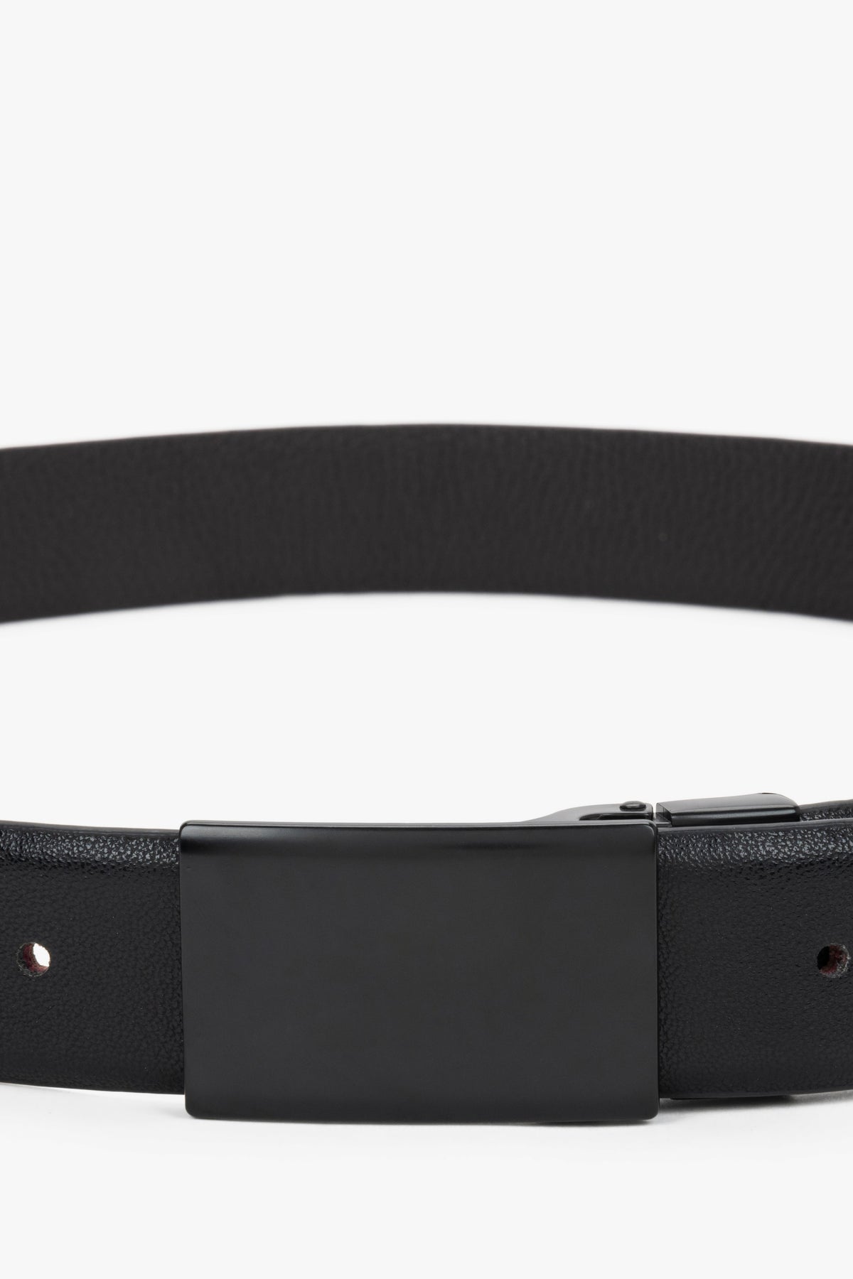 Detailaufnahme der schwarzen, minimalistischen Schnalle des Herrengürtels
