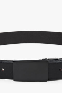 Detailaufnahme der schwarzen, minimalistischen Schnalle des Herrengürtels