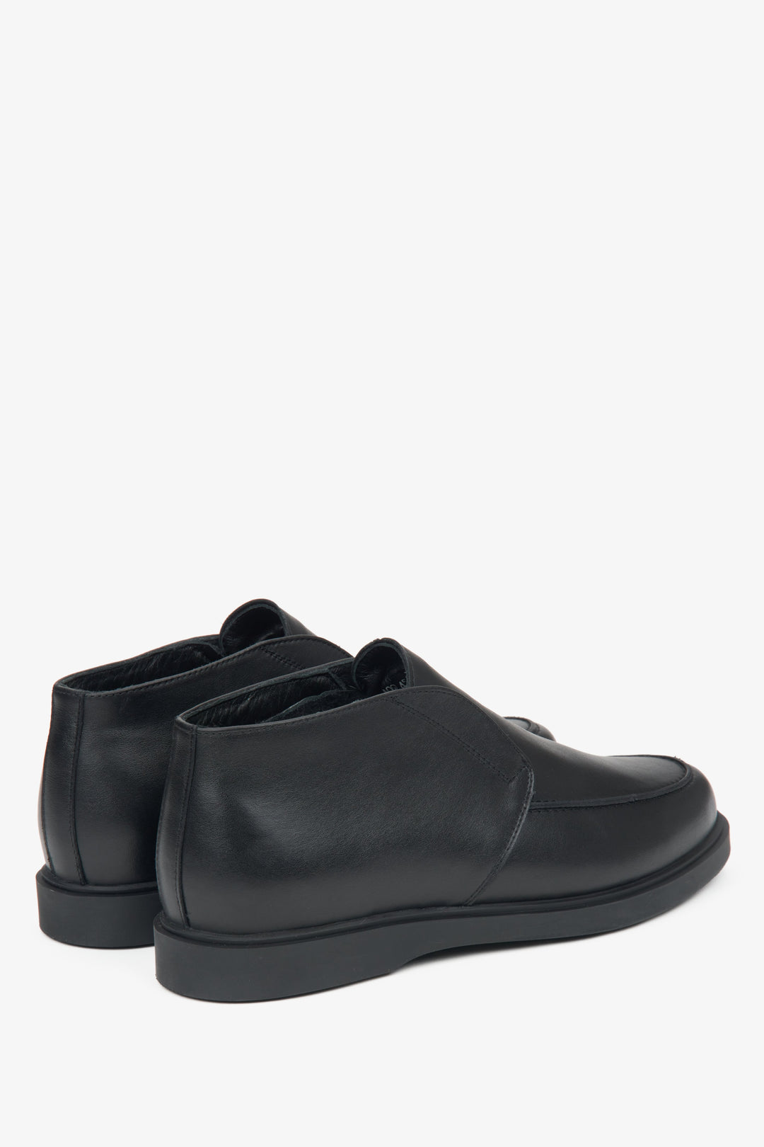 Schwarze Herren-Loafer von Estro – Nahaufnahme des Absatzes und der Seitenlinie des Schuhs.