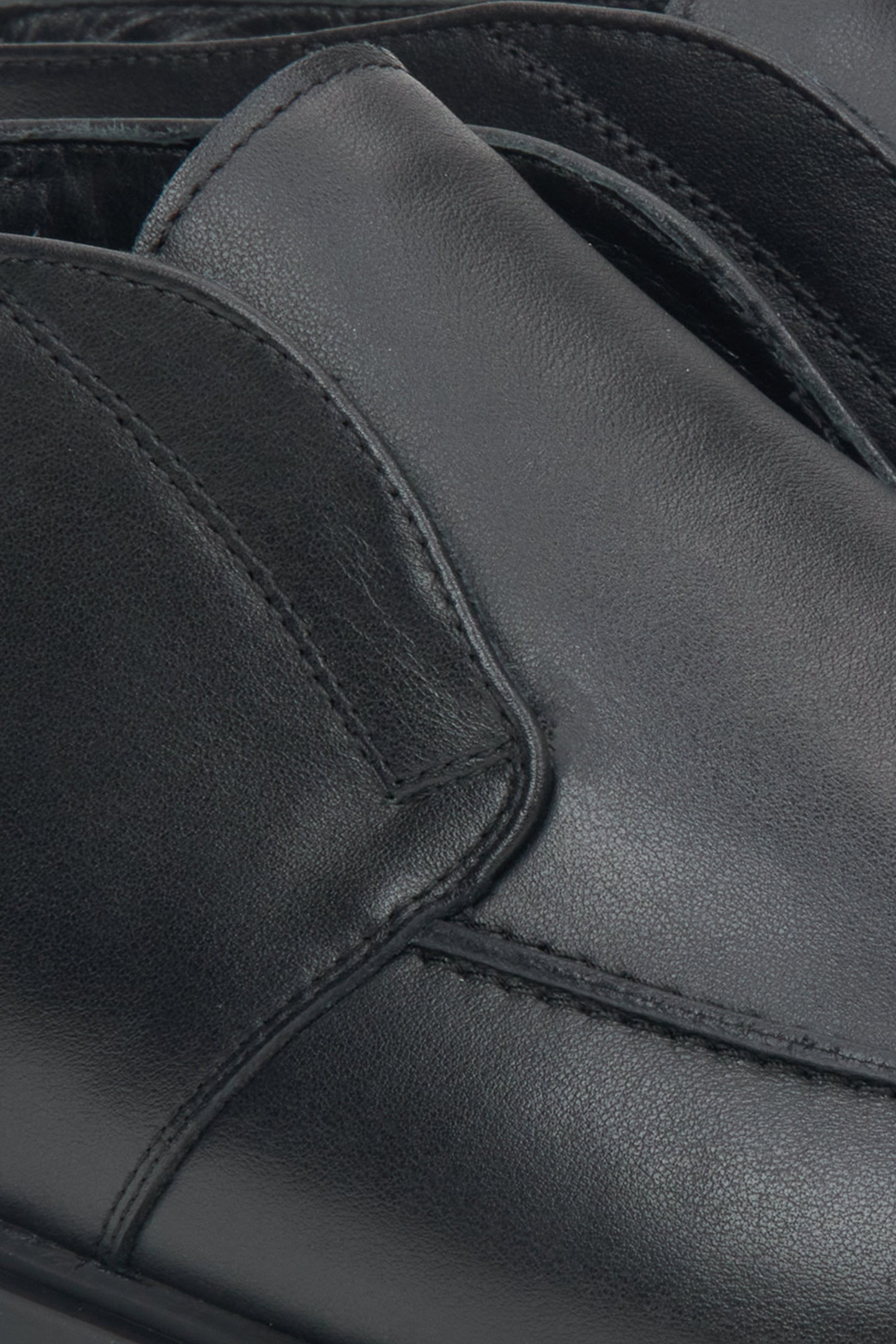 Schwarze Herren-Loafer von Estro – Nahaufnahme des Innenraums des Schuhs.