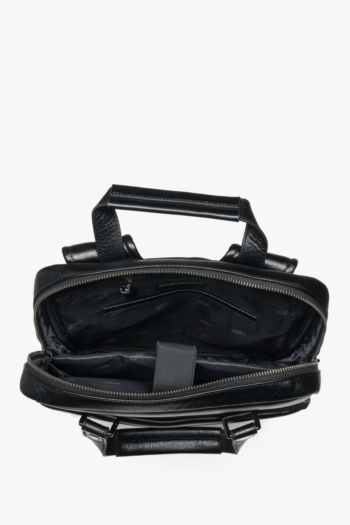 Blick von oben in die geöffneten Fächer des schwarzen Lederrucksacks mit textiler Auskleidung