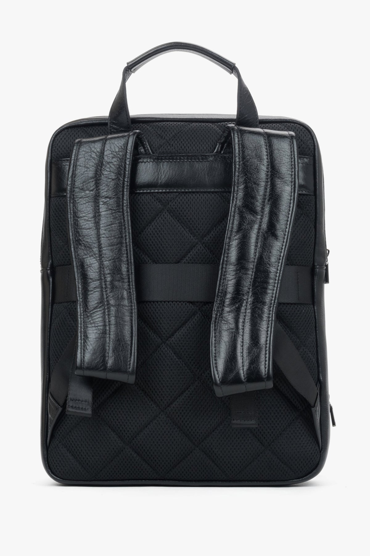Rückansicht des formstabilen schwarzen Business-Rucksacks mit verstellbaren Schultergurten