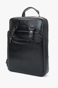 Schräge Seitenansicht des minimalistischen Herren-Lederrucksacks in schlanker A4-Silhouette