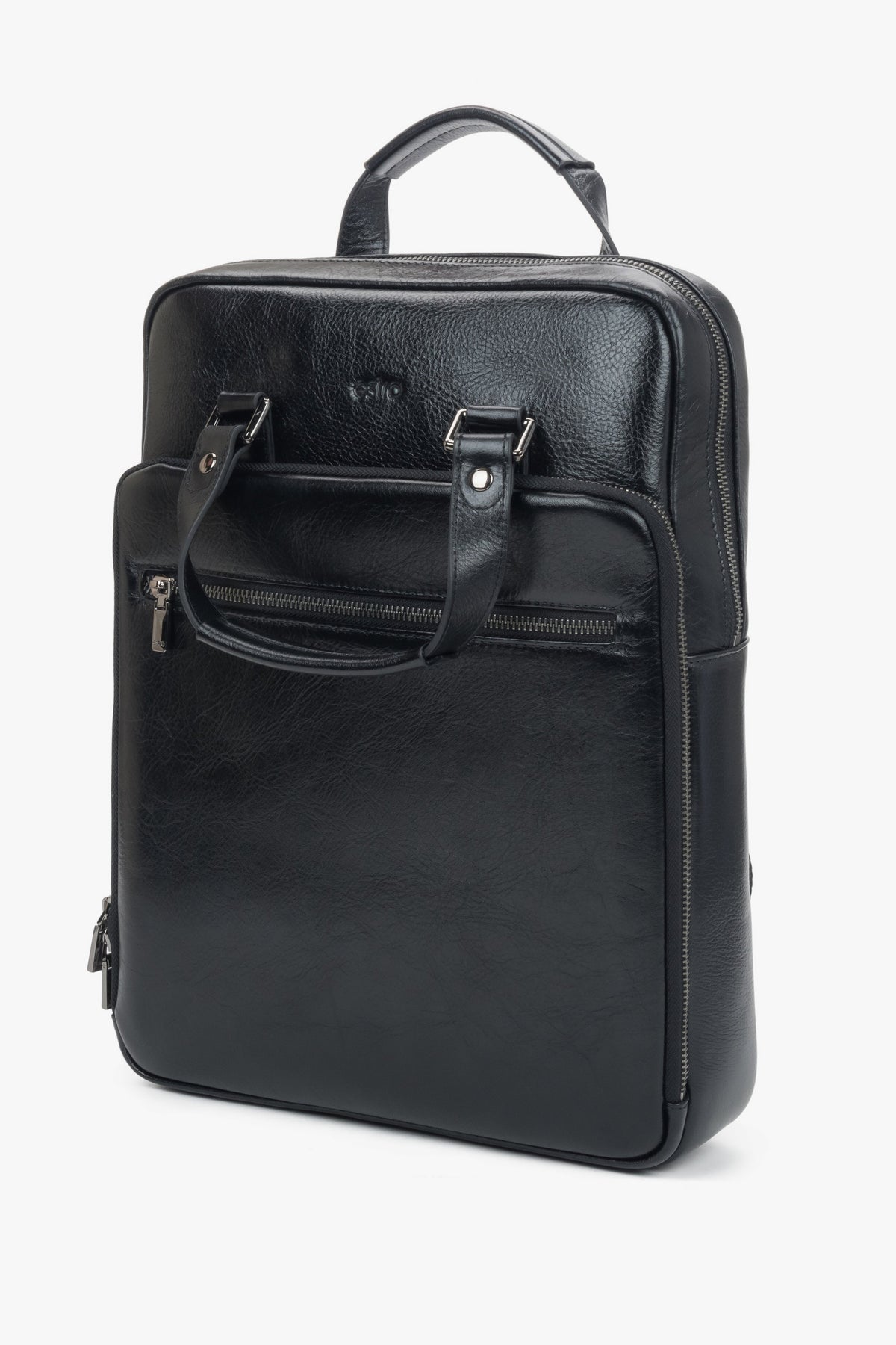 Schräge Seitenansicht des minimalistischen Herren-Lederrucksacks in schlanker A4-Silhouette