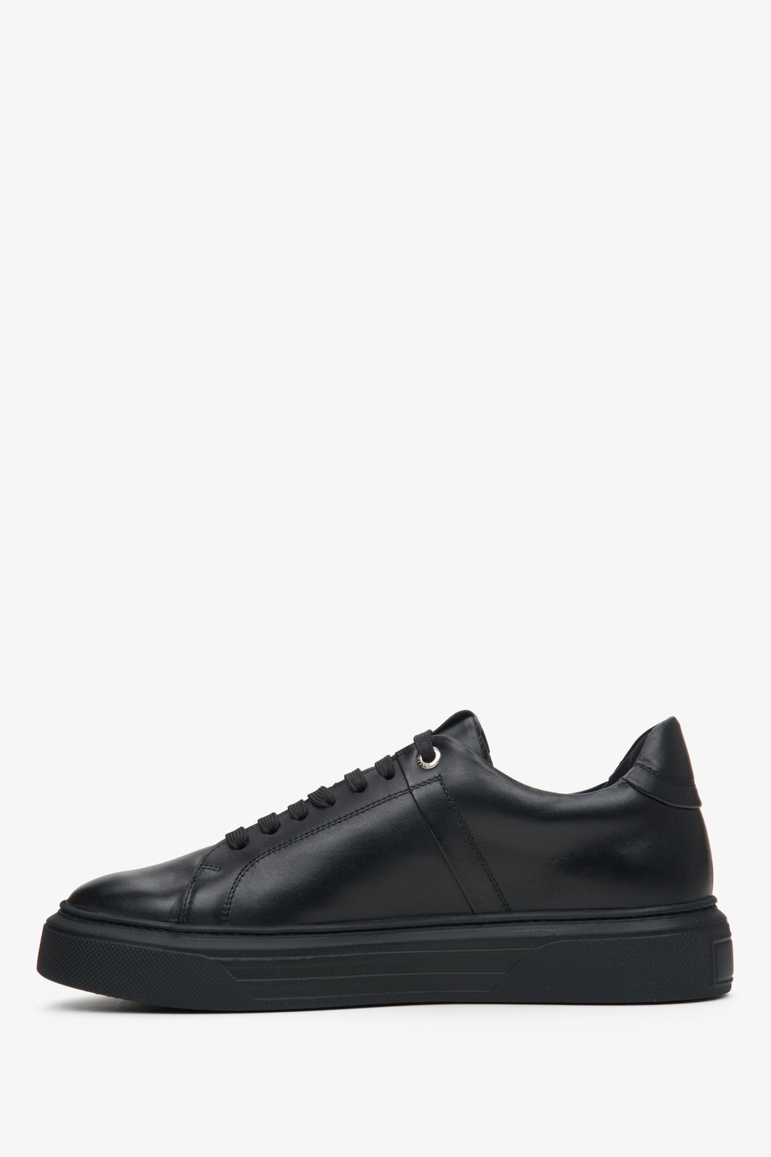 Schwarze Estro Herren-Sneaker aus Naturleder mit Schnürung – Seitenansicht.