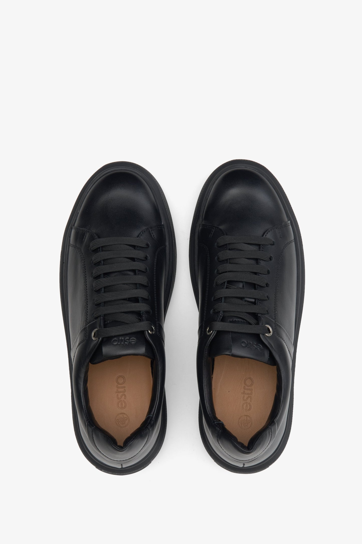 Estro Herren-Ledersneaker in Schwarz mit Schnürung – Präsentation der Schuhe von oben.