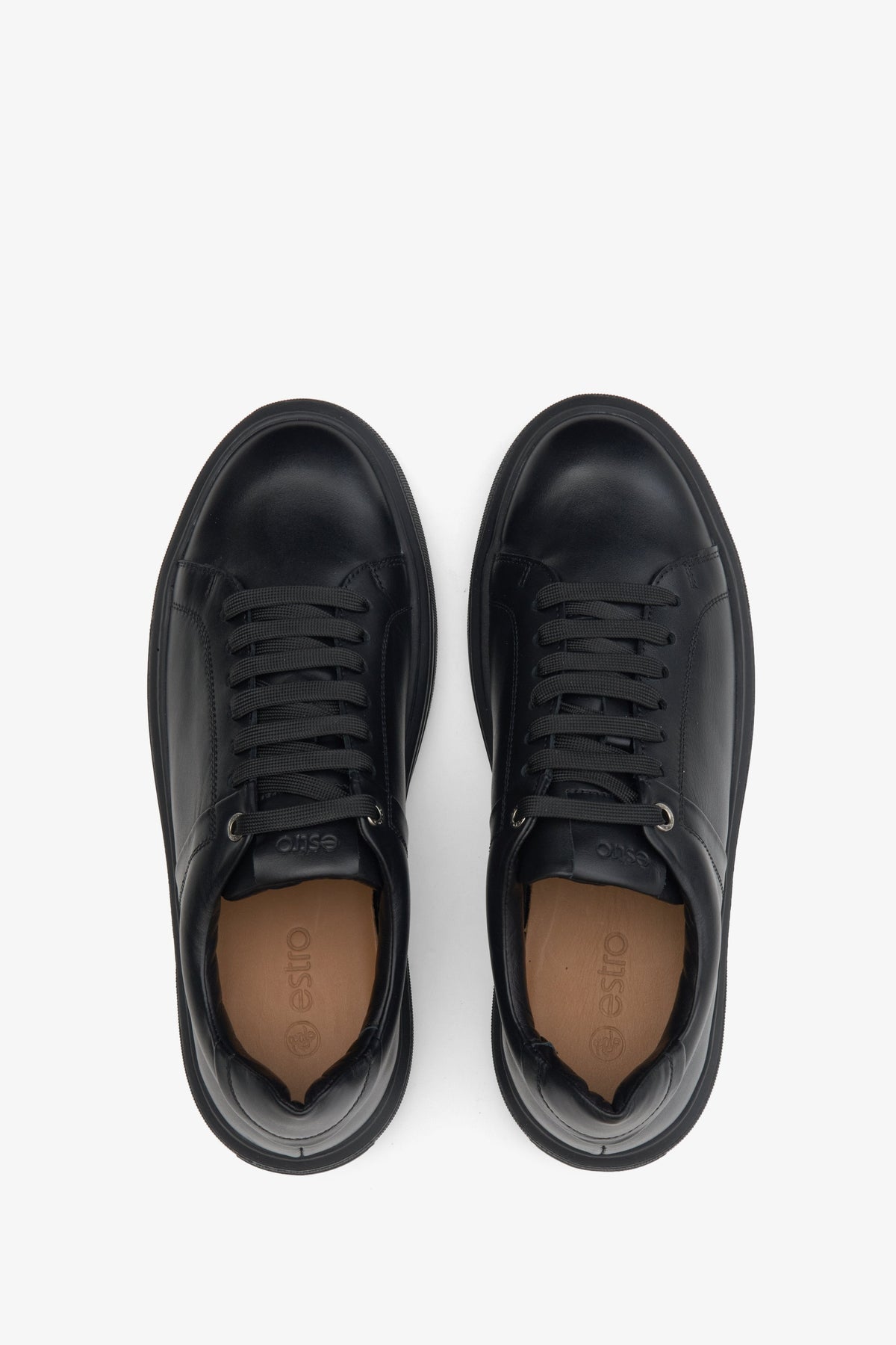Estro Herren-Ledersneaker in Schwarz mit Schnürung – Präsentation der Schuhe von oben.