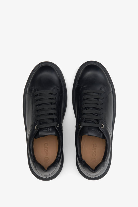 Estro Herren-Ledersneaker in Schwarz mit Schnürung – Präsentation der Schuhe von oben.