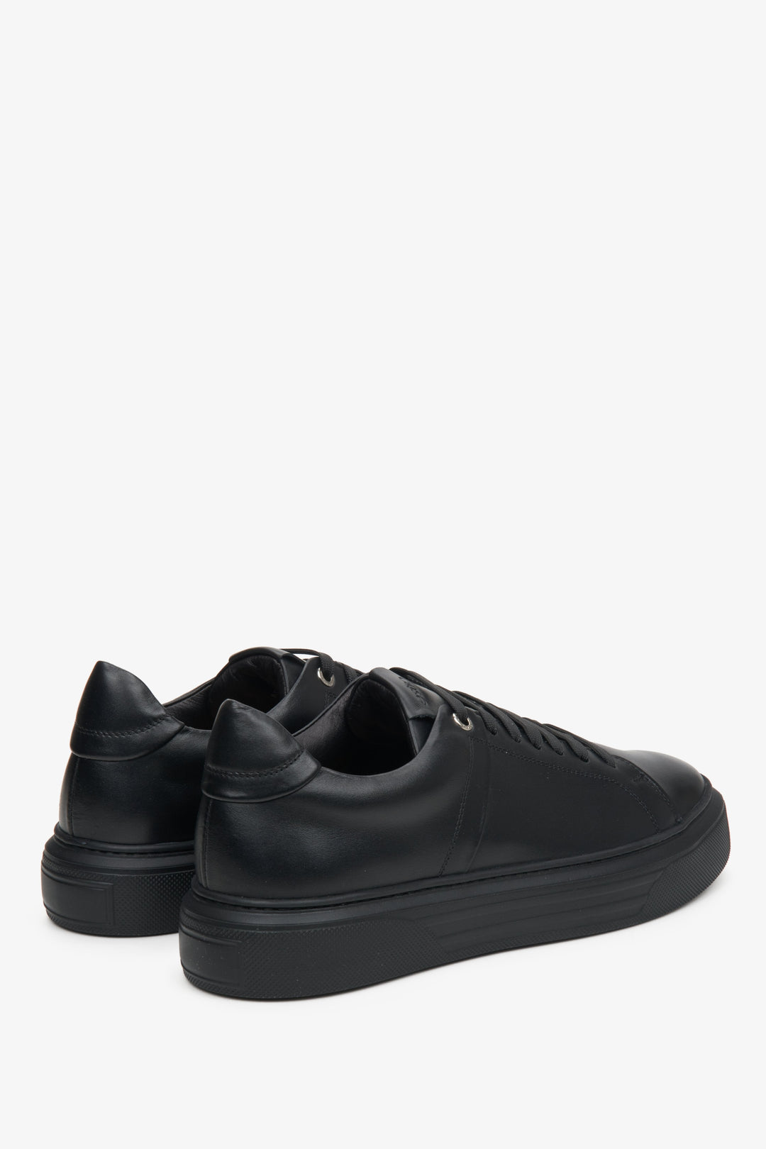 Schwarze Estro Herren-Sneaker mit Schnürung – Nahaufnahme der Ferse und Seitenlinie.