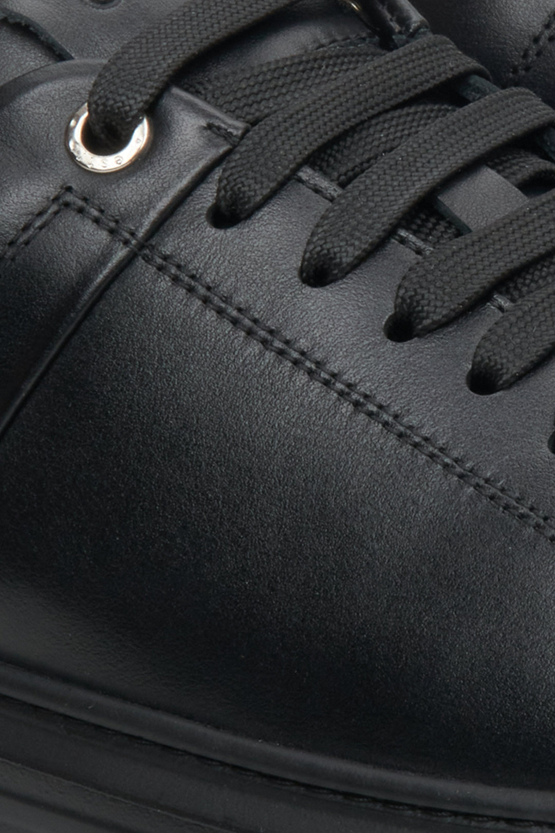 Flache schwarze Estro Herren-Sneaker mit Schnürung – Nahaufnahme von Ferse und Seitenlinie.