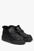 Schwarze, winterliche, niedrige Damen-Stiefeletten mit Futter aus echtem Leder – Vorderansicht und Profil der Schuhe.
