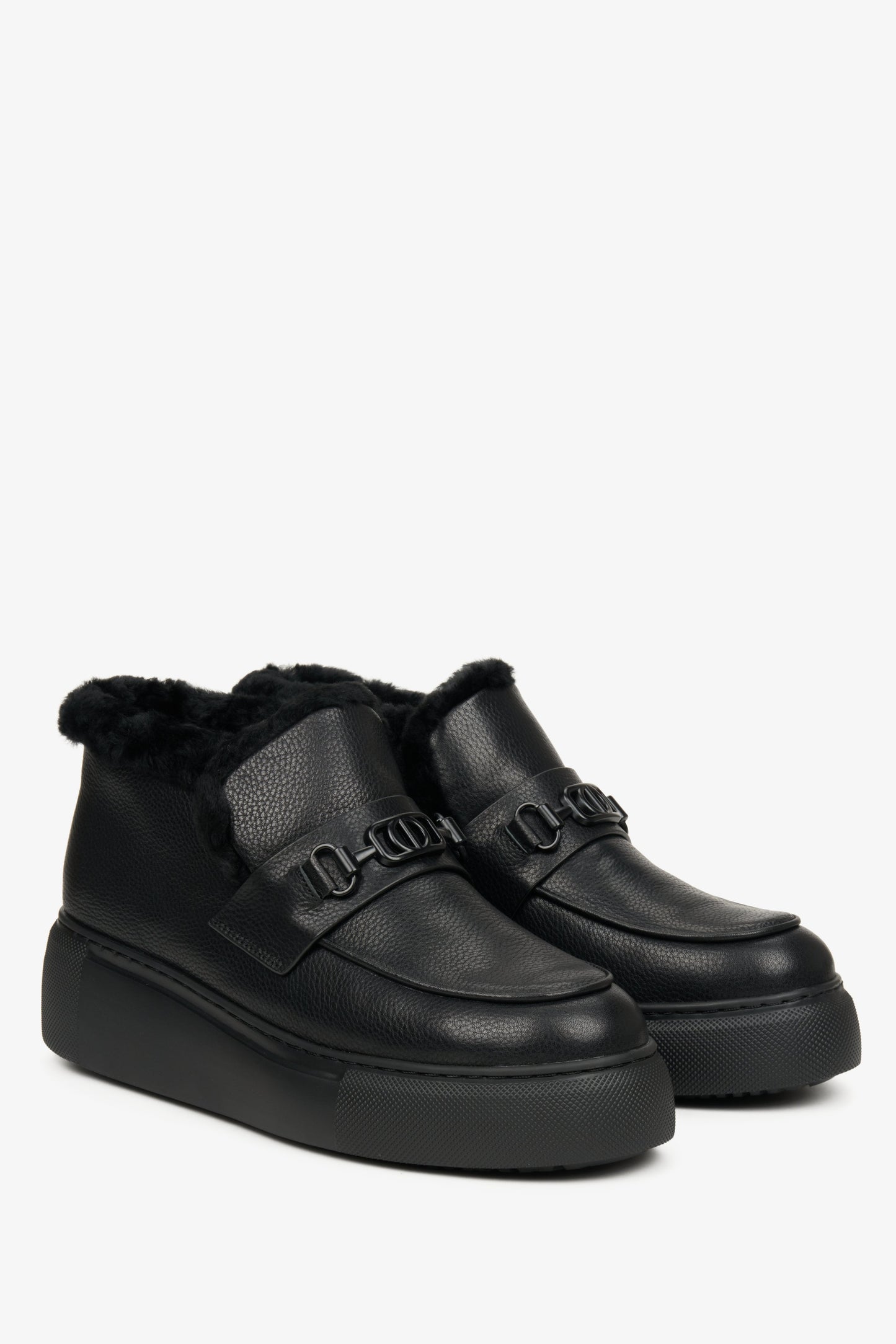 Schwarze, winterliche, niedrige Damen-Stiefeletten mit Futter aus echtem Leder – Vorderansicht und Profil der Schuhe.