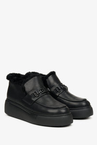 Schwarze, winterliche, niedrige Damen-Stiefeletten mit Futter aus echtem Leder – Vorderansicht und Profil der Schuhe.