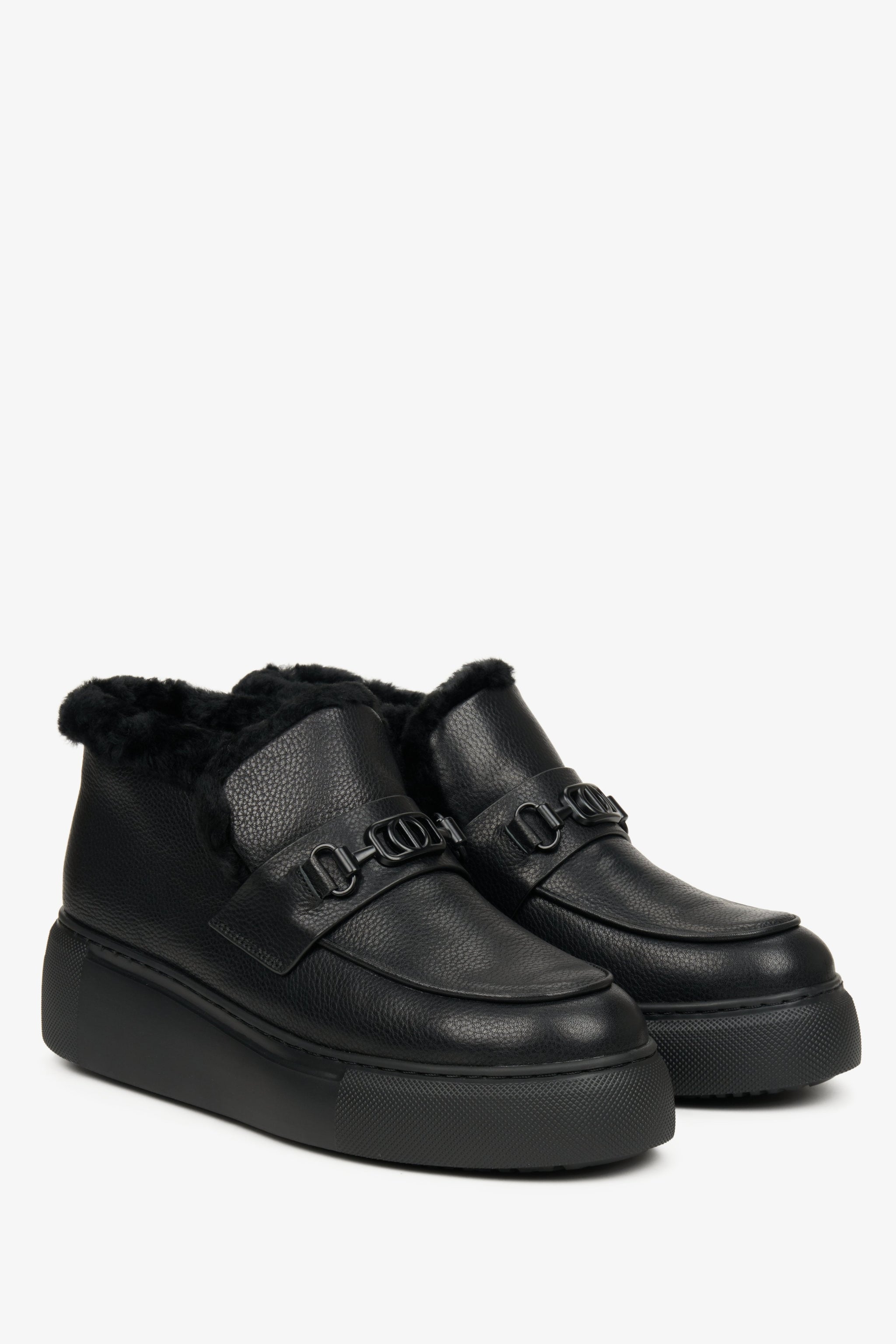 Schwarze, winterliche, niedrige Damen-Stiefeletten mit Futter aus echtem Leder – Vorderansicht und Profil der Schuhe.