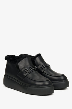 Schwarze, winterliche, niedrige Damen-Stiefeletten mit Futter aus echtem Leder – Vorderansicht und Profil der Schuhe.