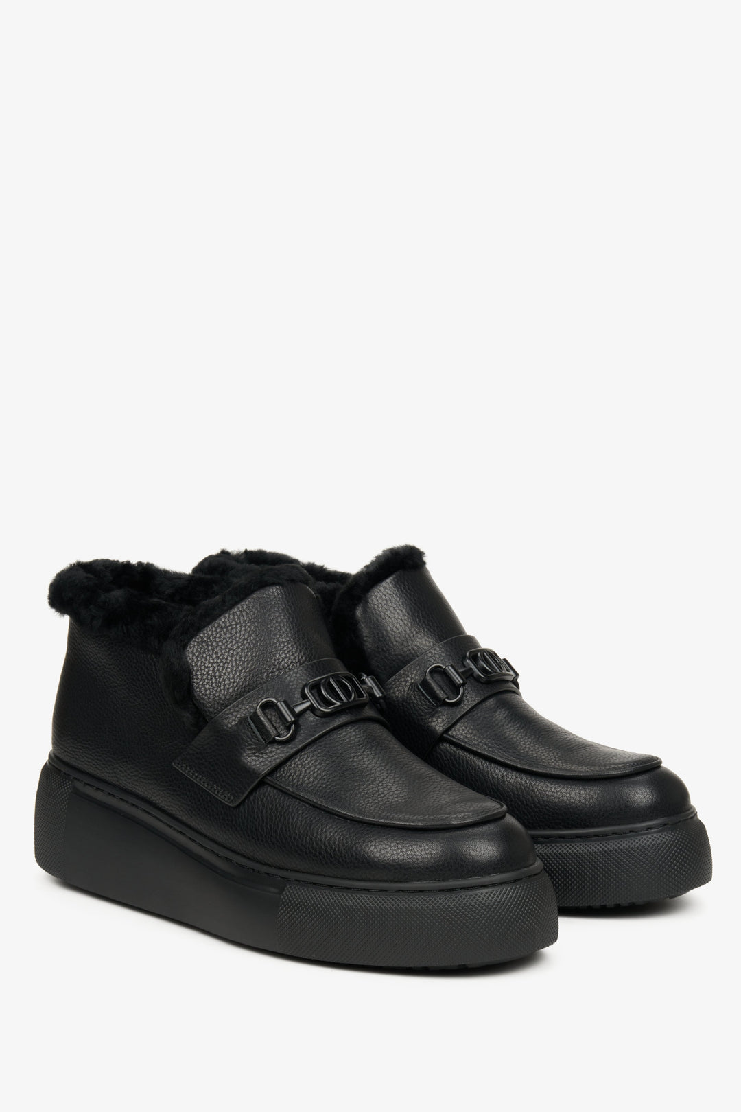 Schwarze, winterliche, niedrige Damen-Stiefeletten mit Futter aus echtem Leder – Vorderansicht und Profil der Schuhe.