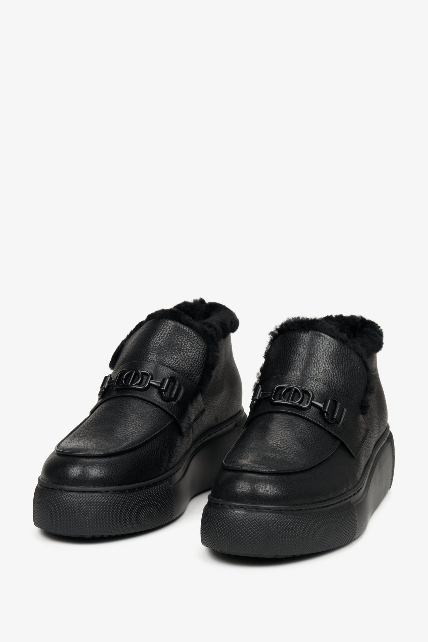Schwarze, niedrige Damen-Stiefeletten von Estro mit Echtlederfell – vordere Schuhlinie.