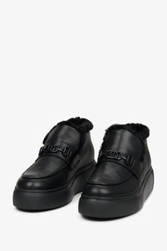 Schwarze, niedrige Damen-Stiefeletten von Estro mit Echtlederfell – vordere Schuhlinie.