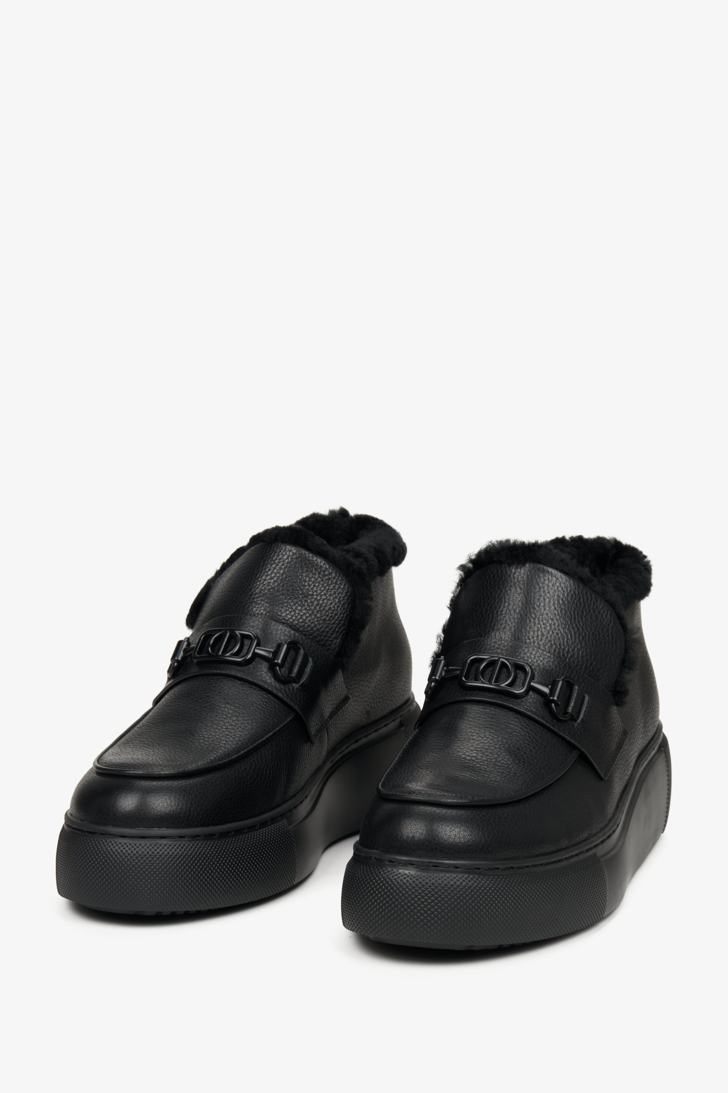Schwarze, niedrige Damen-Stiefeletten von Estro mit Echtlederfell – vordere Schuhlinie.
