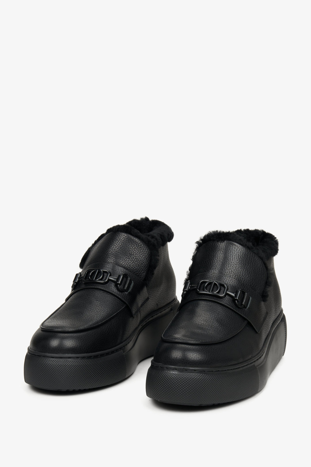 Schwarze, niedrige Damen-Stiefeletten von Estro mit Echtlederfell – vordere Schuhlinie.