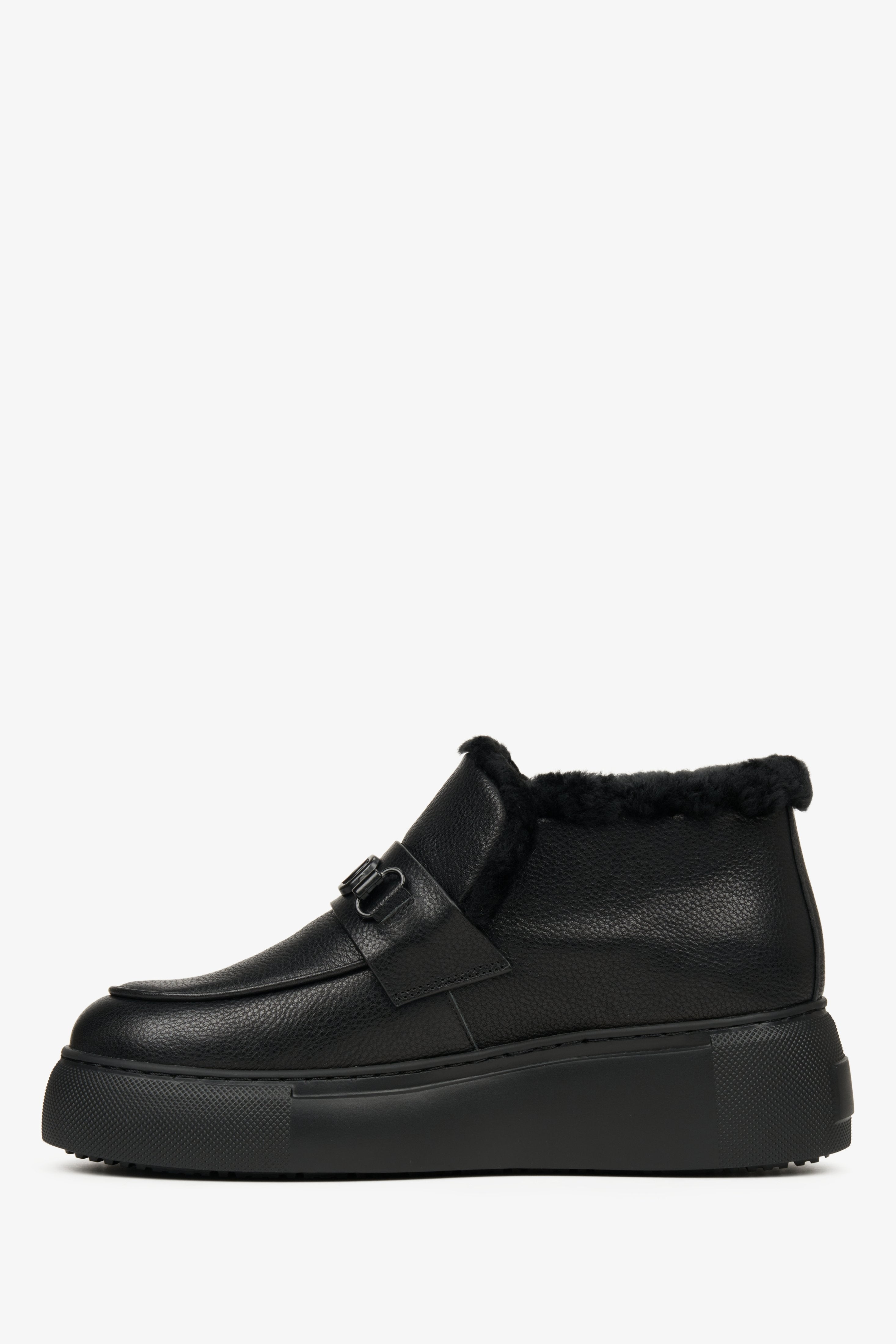 Schwarze, niedrige Damen-Stiefeletten von Estro mit Echtlederfell – Schuhprofil.