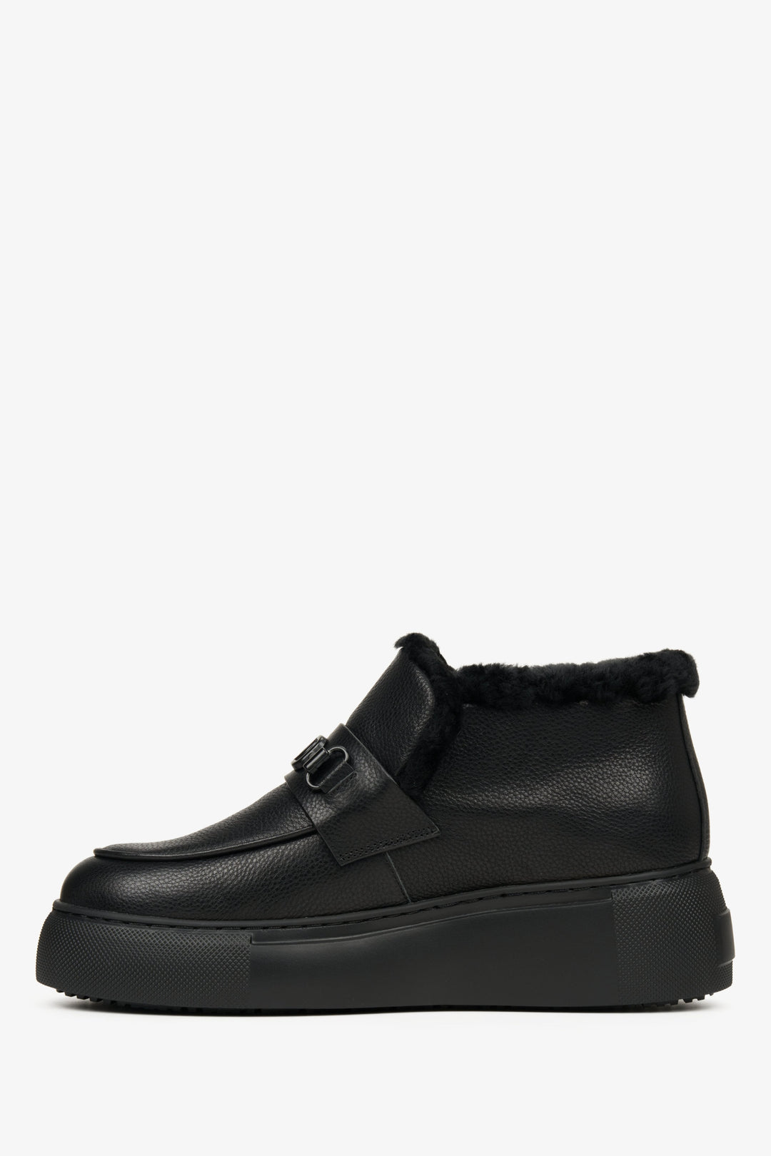 Schwarze, niedrige Damen-Stiefeletten von Estro mit Echtlederfell – Schuhprofil.