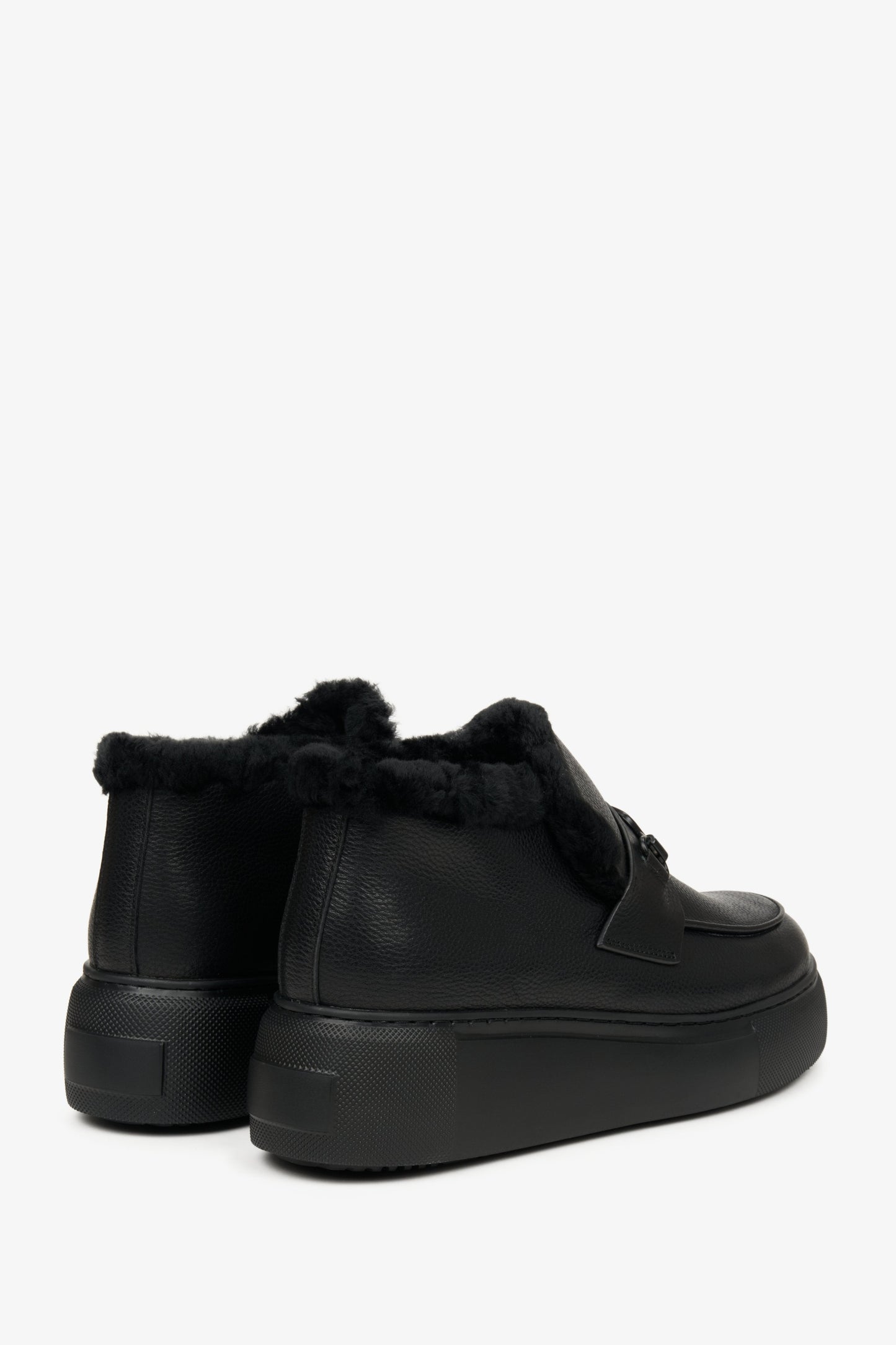 Winterliche Damen-Stiefeletten in Schwarz mit Fellfutter – Nahaufnahme der Rückseite der Estro-Schuhe.