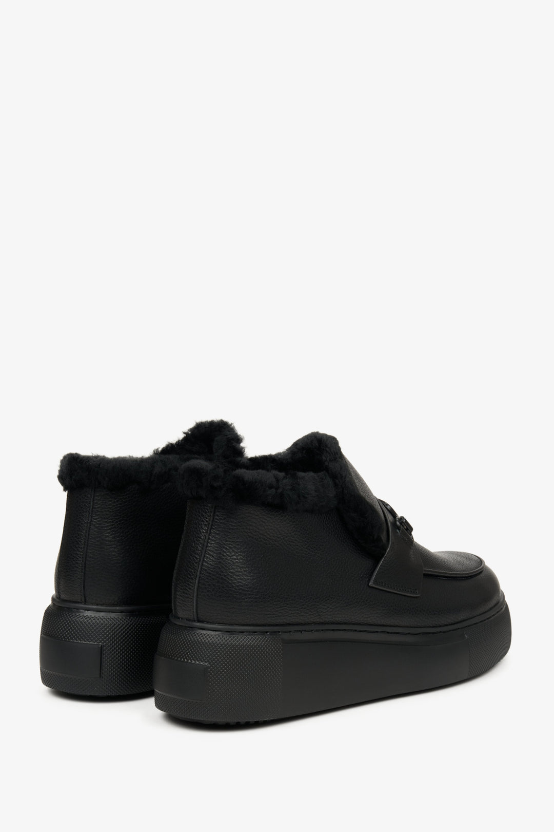 Winterliche Damen-Stiefeletten in Schwarz mit Fellfutter – Nahaufnahme der Rückseite der Estro-Schuhe.