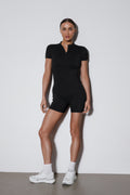 Schwarzer, kurzer Damen-Sport-Jumpsuit Slim Fit in der Vorderansicht.