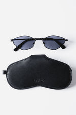 Schwarzes Brillenetui aus Echtleder mit Sonnenbrille Vorderansicht