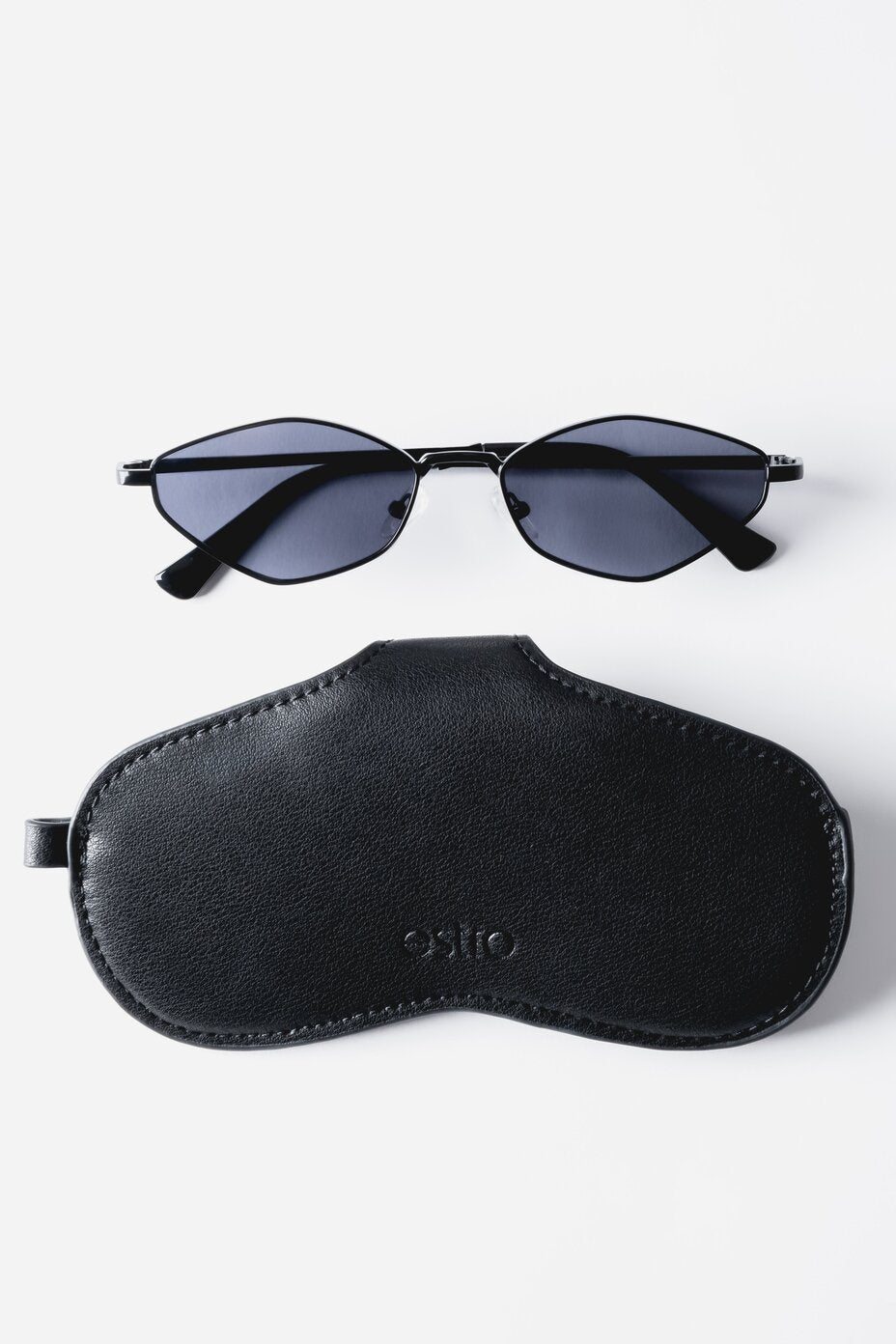 Schwarzes Brillenetui aus Echtleder mit Sonnenbrille Vorderansicht