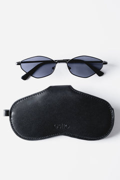 Schwarzes Brillenetui aus Echtleder mit Sonnenbrille Vorderansicht