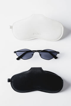 Schwarzes Leder-Brillenetui im Set mit Sonnenbrille und hellem Staubschutzbeutel