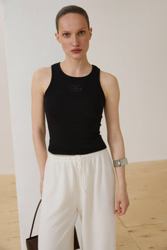 Model trägt schwarzes Damen-Tanktop aus gerippter Baumwolle Vorderansicht