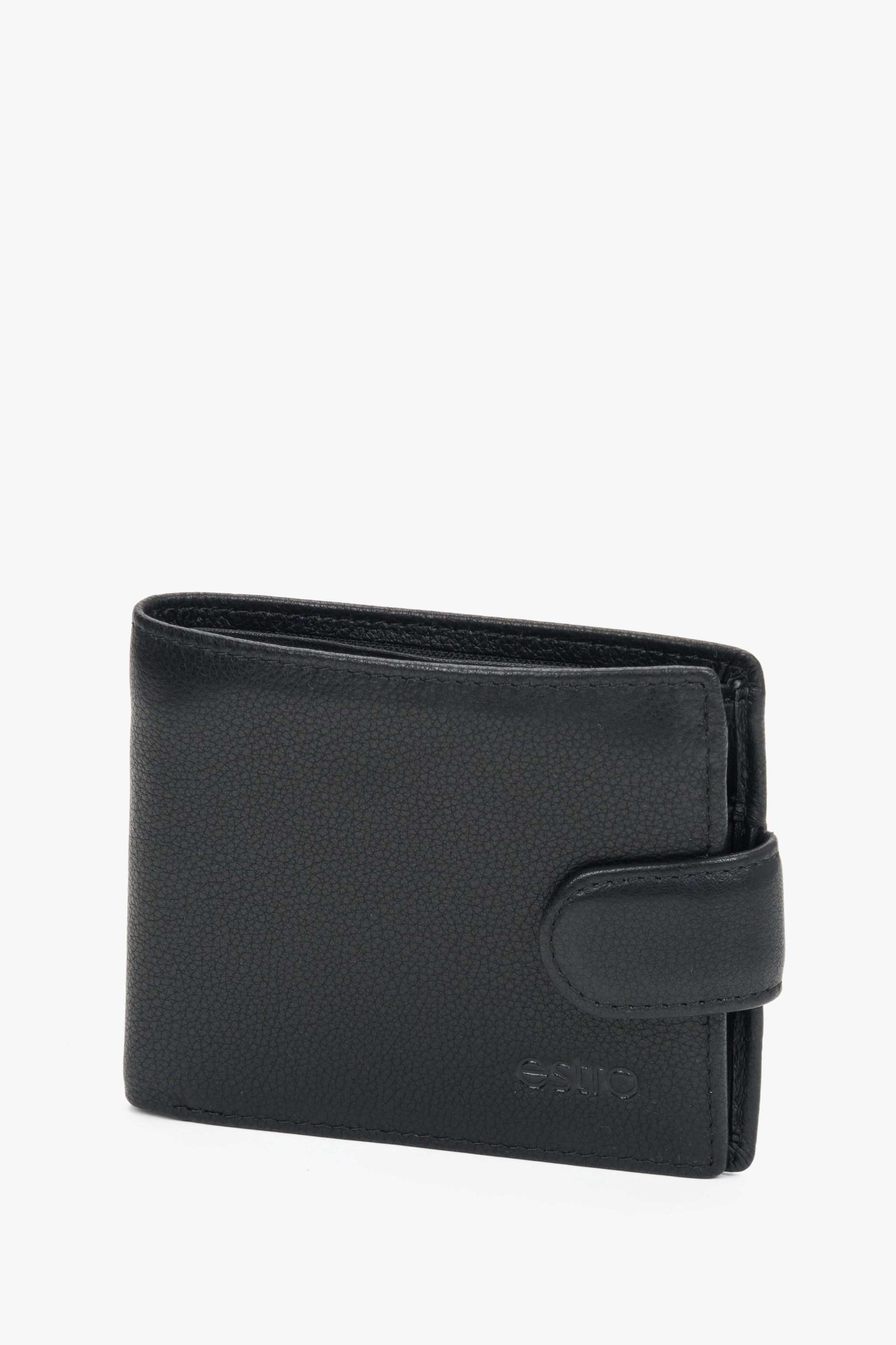 Schrägansicht des Lederportemonnaies, die das schlanke, taschenfreundliche Design hervorhebt 