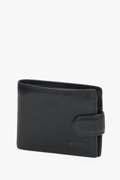 Schrägansicht des Lederportemonnaies, die das schlanke, taschenfreundliche Design hervorhebt 