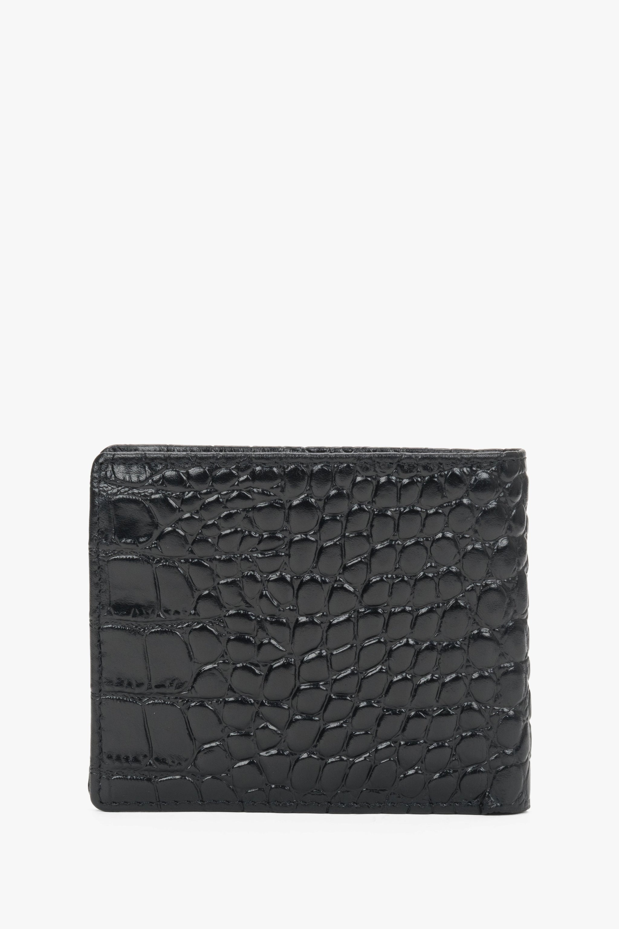 Rückansicht der eleganten Brieftasche, die die durchgehende, luxuriöse Ledertextur zeigt 