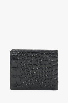 Rückansicht der eleganten Brieftasche, die die durchgehende, luxuriöse Ledertextur zeigt 