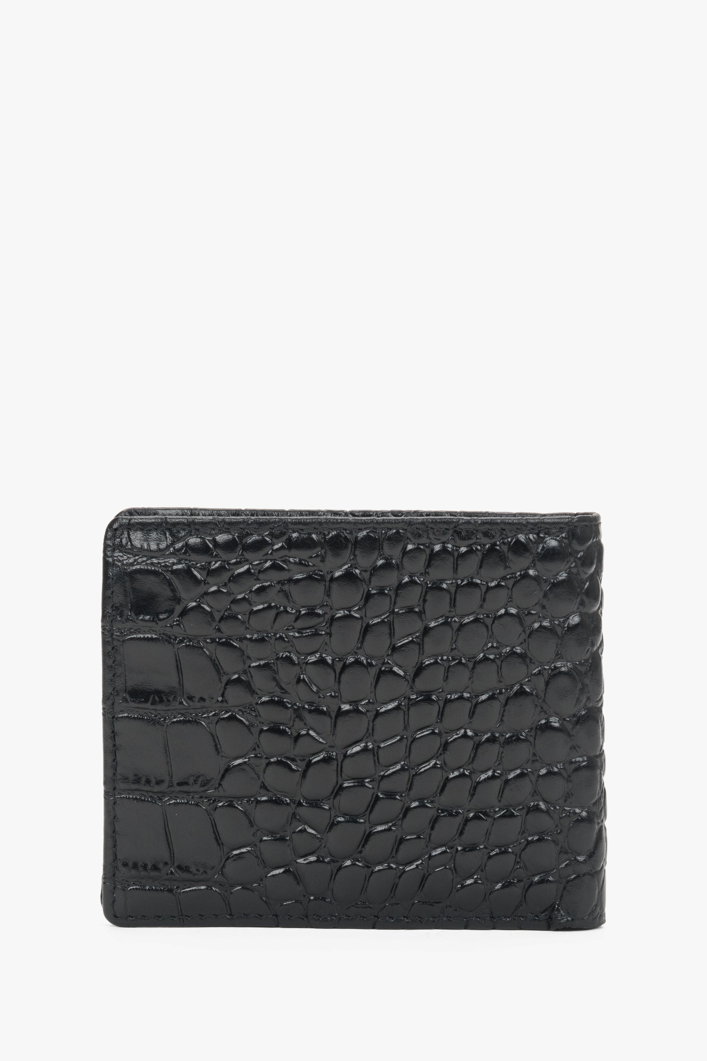 Rückansicht der eleganten Brieftasche, die die durchgehende, luxuriöse Ledertextur zeigt 
