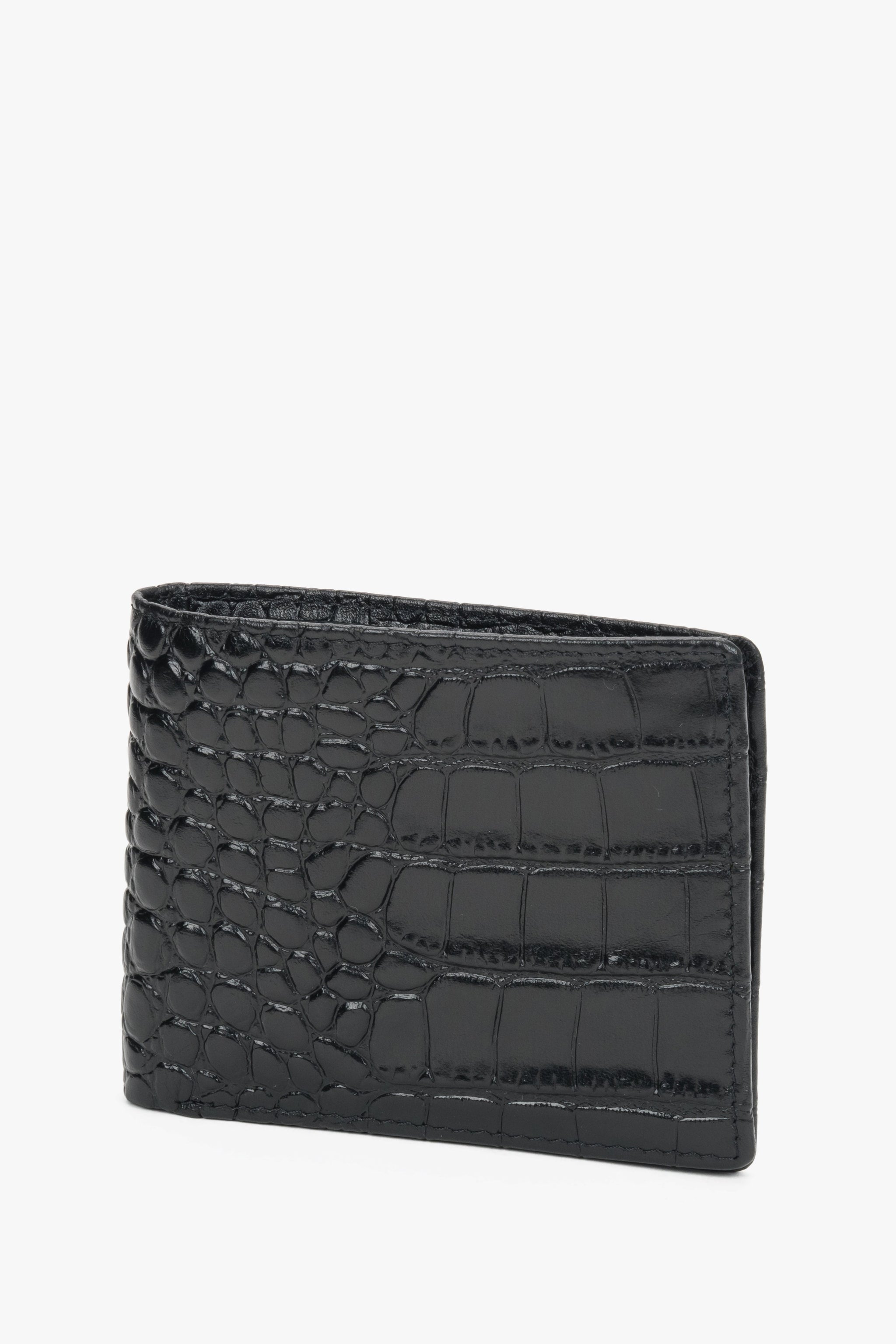 Schrägansicht des geschlossenen Portemonnaies mit Fokus auf das kompakte und taschenfreundliche Profil 
