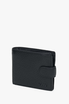 Schrägansicht des kompakten schwarzen Leder-Portemonnaies, die das schlanke Profil und die sauberen Nähte zeigt 