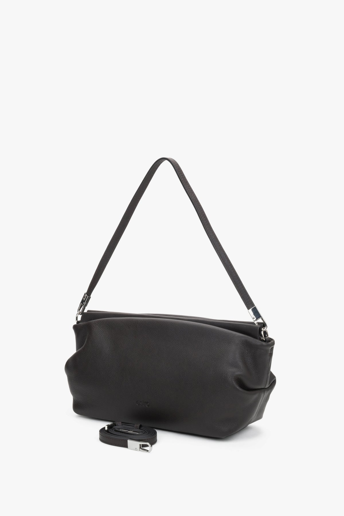 Diagonale Frontalansicht der soften dunkelbraunen Damen-Schultertasche aus echtem Leder von Estro