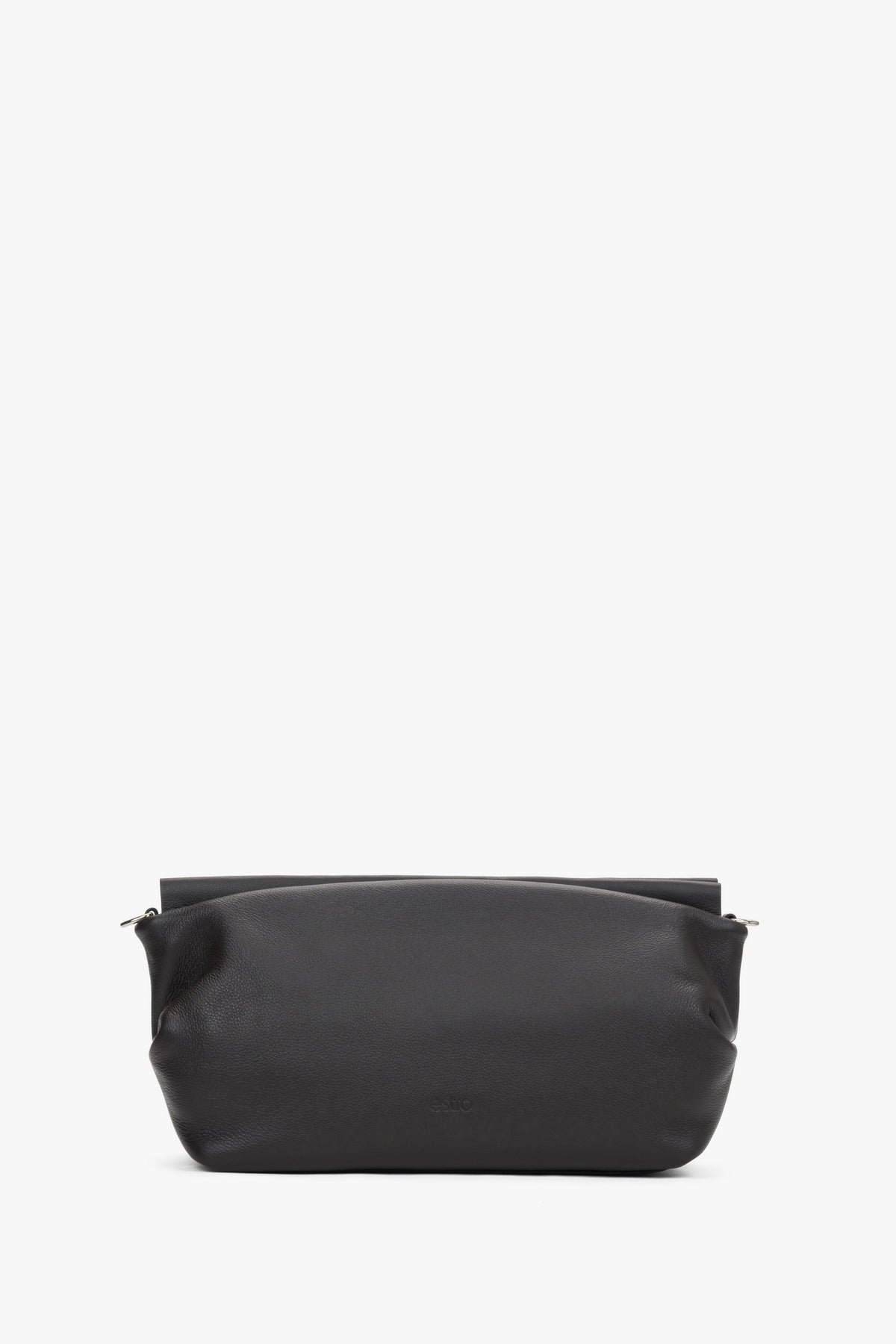 Frontalansicht der dunkelbraunen Ledertasche in eleganter Pouch-Form