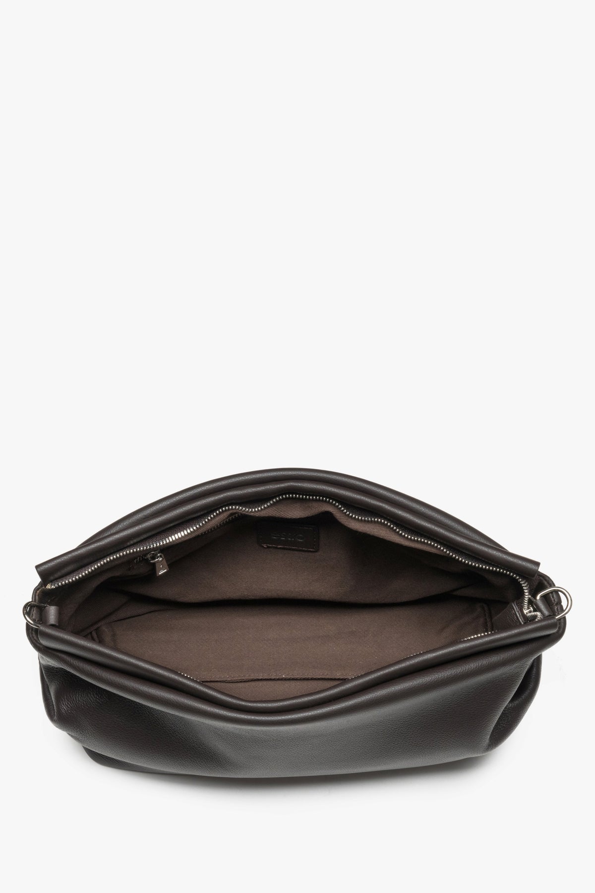 Blick in das Innere der dunkelbraunen Schultertasche mit Textilfutter und Reißverschluss