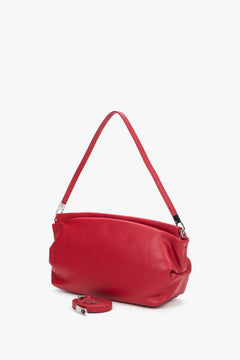 Diagonale Frontalansicht der soften roten Damen-Schultertasche aus echtem Leder von Estro