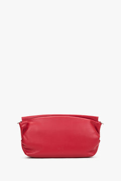 Frontalansicht der roten Ledertasche in eleganter Pouch-Form