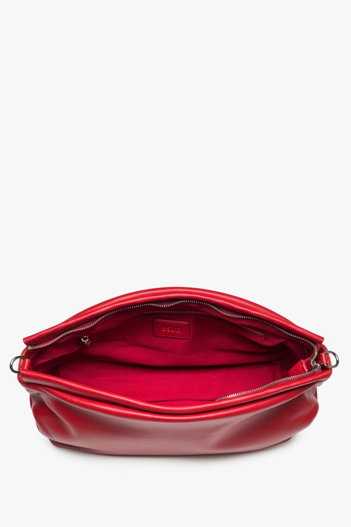 Blick in das Innere der roten Schultertasche mit Textilfutter und Reißverschluss