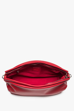 Blick in das Innere der roten Schultertasche mit Textilfutter und Reißverschluss